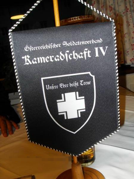 Kameradschaftsabend der Kameradschaft IV in Krumpendorf/Kriva vrba: Wimpel der K IV auf einem der Tische.